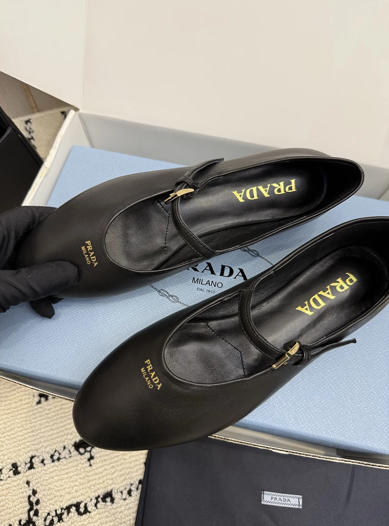 $103 Prada נעלי בובה מעור