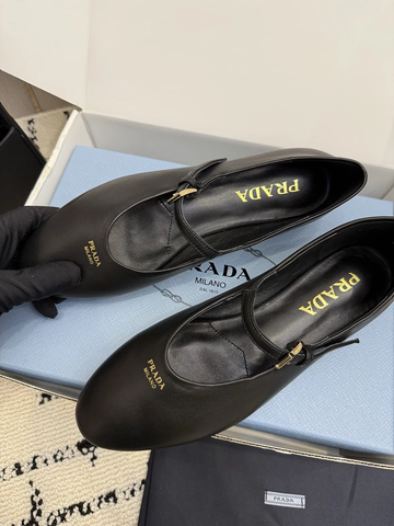 $103 Prada נעלי בובה מעור