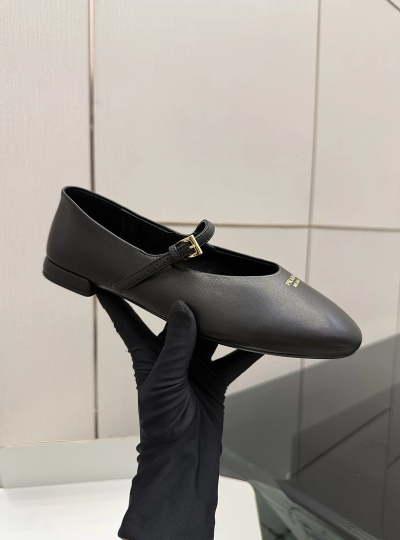 $103 Prada נעלי בובה מעור